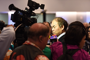 Nobel laureate Shuji Nakamura surrounded by local Mexican TV and print reporters on the opening day of the closing ceremony for IYL2015. Photo credit: J.Bardi/AIP