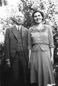 Darrow with his wife, Dora Elizabeth Marcy Darrow in 1943.